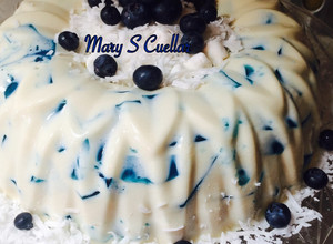 Una foto de Gelatina de tres leches rellena de blue berry mosaico😋😋
