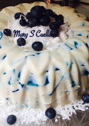 Una foto de Gelatina de tres leches rellena de blue berry mosaico😋😋