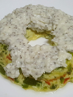 Una foto de Budín de zapallitos con salsa blanca y chía