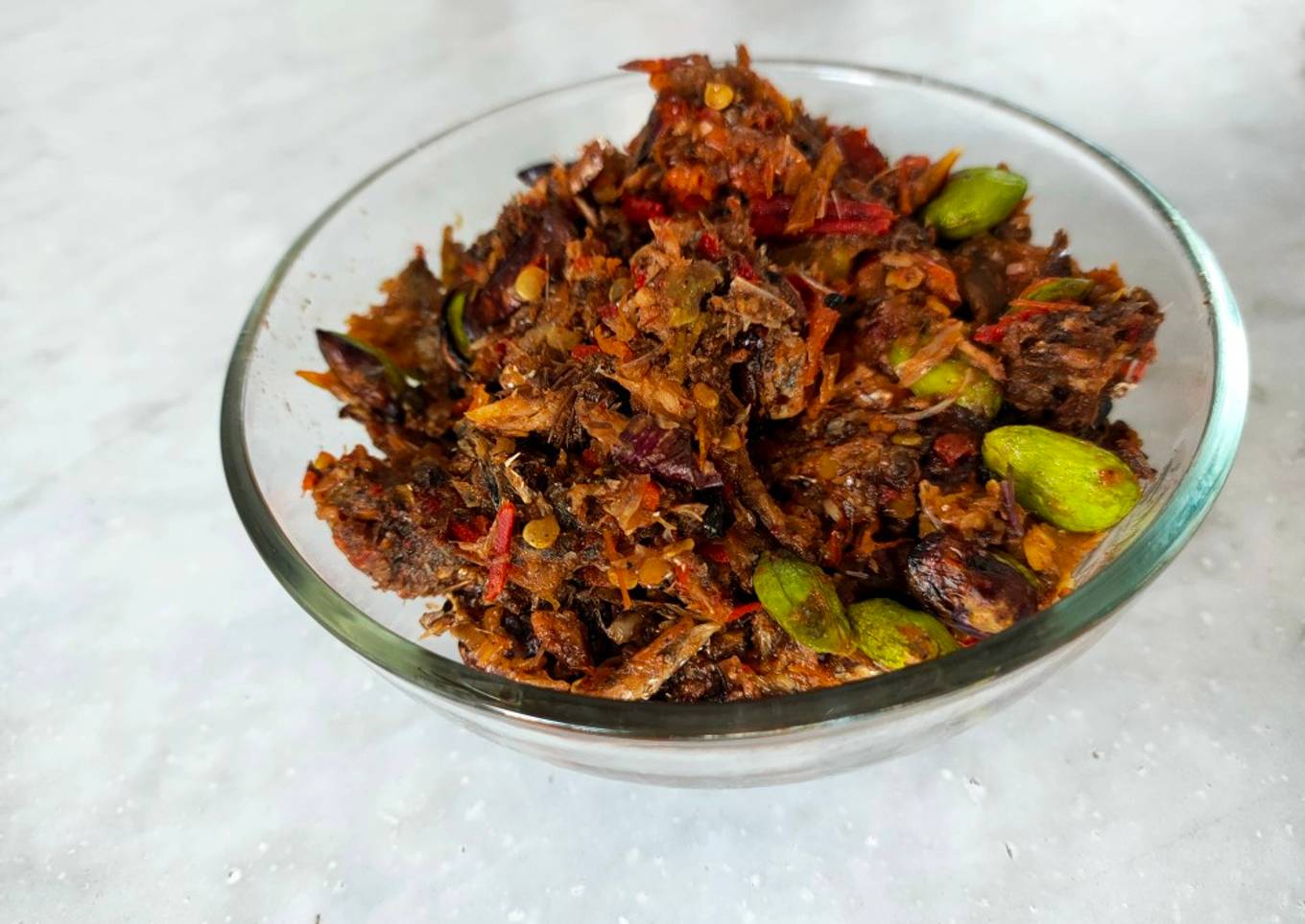 Sambal ndas gereh (kepala ikan keranjang)