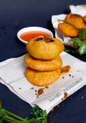 ઇન્દોરી મગદાળ કચોરી(Indori kachori moongdal recipe in gujrati) રેસીપી મુખ્ય ફોટો