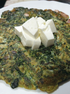 Una foto de Tortilla con Espinacas, pasas, piñones y Tacos de york