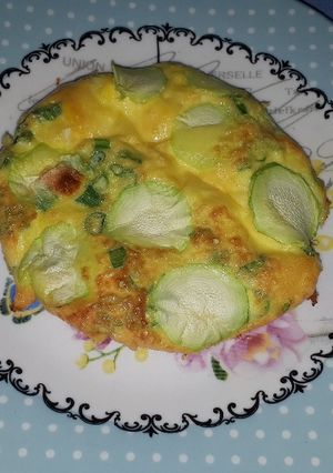 O poză a rețetei Omletă la cuptor cu ceapă verde și dovlecel.