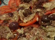 Una foto de ensalada repollo morado y tomate