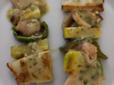 Brochetas de calamar gambas y calabacín con mayonesa de comino