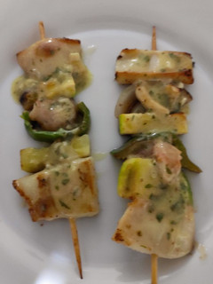Una foto de Brochetas de calamar gambas y calabacín con mayonesa de comino