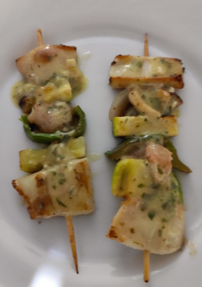 Una foto de Brochetas de calamar gambas y calabacín con mayonesa de comino