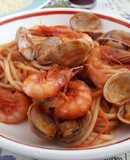Espaguetis con gambas y almejas, también para celíacos
