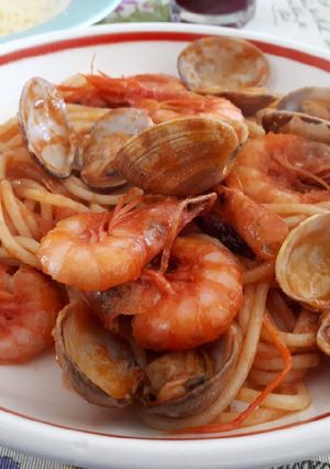 Una foto de Espaguetis con gambas y almejas, también para celíacos