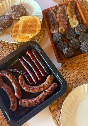 Una foto de Barbacoa: chorizo, morcilla, panceta y más