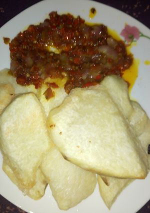 A picture of Plain Yam and pepper sauce.