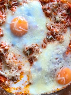 Una foto de Berenjena con atún y huevos
