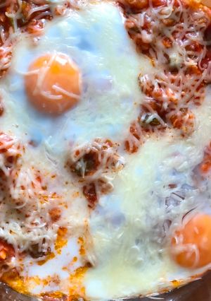 Una foto de Berenjena con atún y huevos