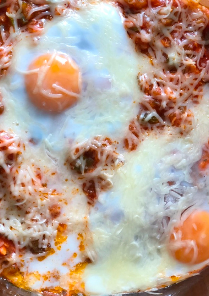 Una foto de Berenjena con atún y huevos