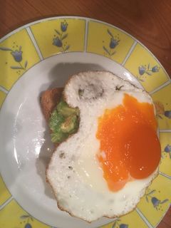 Tükörtojásos avokádó szendvics #2019 recept fotója