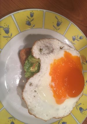 Tükörtojásos avokádó szendvics #2019 recept fotója