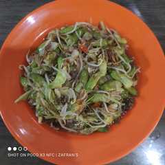 Tumis kembang turi, kecambah campur teri dan ikan asin klotok-レシピのメイン写真
