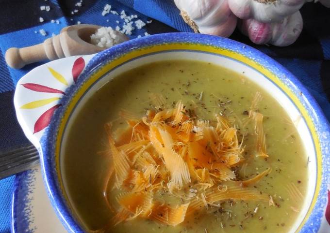 Le moyen le plus simple de Faire Appétissante Soupe de poireaux à la
crème aillée