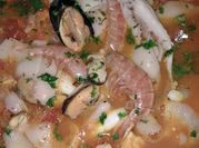 Una foto de salteado de mariscos