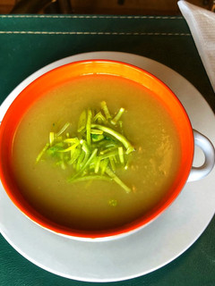 Una foto de Vichyssoise o crema de puerro