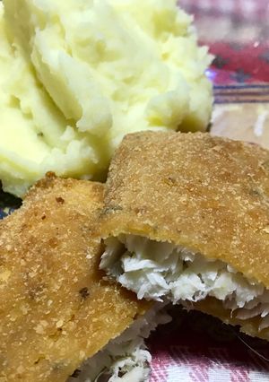 Una foto de Pez 🐟 gallo 🐔 frito con puré de papas 🥔