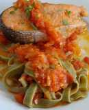 Salmón escalfado y fettuccine de pesto con salsa de concasse de tomates