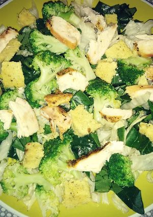 Una foto de Ensalada con pollo