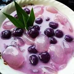 A picture of Kolak biji salak.