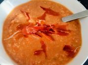 Una foto de salmorejo pimiento