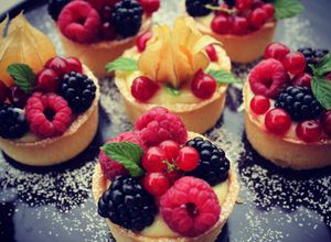Foto di Crostatine con crema pasticcera e frutta fresca di stagione