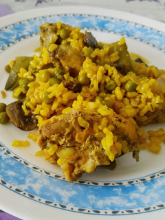 Una foto de Arroz meloso con conejo y verduras