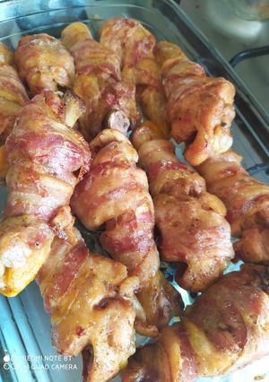 Baconbe tekert fűszeres csirkecomb recept fotója