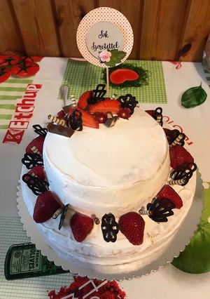 Eperkrémes piskótatorta 🍓 recept fotója