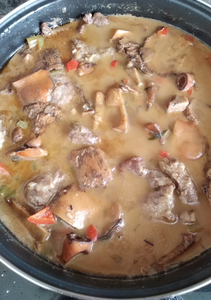 Una foto de Carrilleras (galtas) de cerdo con robellón