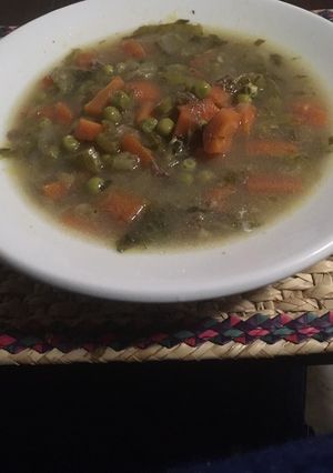 Una foto de Sopa Juliana con chícharos