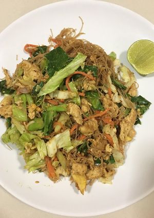 รูปของ “ผัดซีอิ๊วอกไก่เส้นหมี่ข้าวกล้อง”