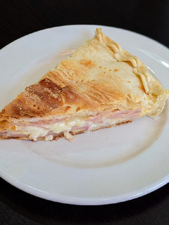 Una foto de Tarta de jamón, queso y huevo