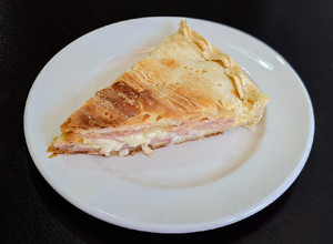 Una foto de Tarta de jamón, queso y huevo