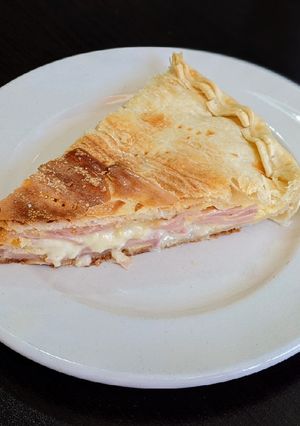 Una foto de Tarta de jamón, queso y huevo