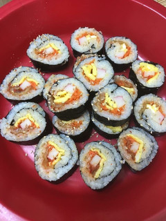 Hình của món Cơm cuộn rong biển kim chi (김치김밥).