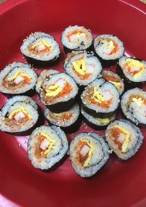 Hình của món Cơm cuộn rong biển kim chi (김치김밥).