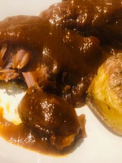 Una foto de Carrilleras de cerdo al Pedro Ximénez con patatas nuevas al horno