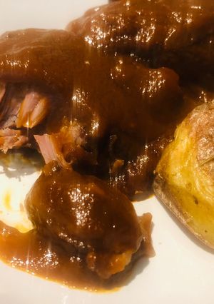Una foto de Carrilleras de cerdo al Pedro Ximénez con patatas nuevas al horno