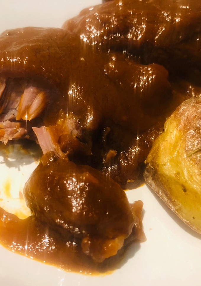 Una foto de Carrilleras de cerdo al Pedro Ximénez con patatas nuevas al horno