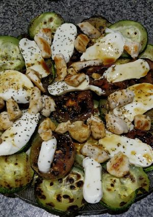 Una foto de Ensalada de calabacín, tomate y Mozzarella
