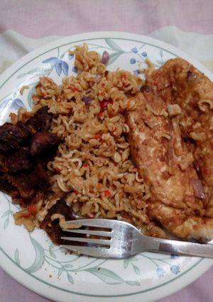 A picture of Noodle, fried eggs and Suya.