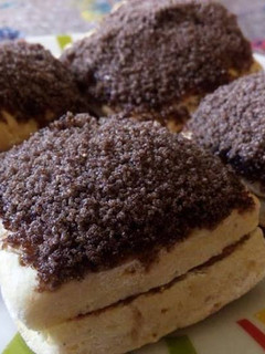 Una foto de Tortitas negras con sabor a naranja, rellenas de dulce de leche