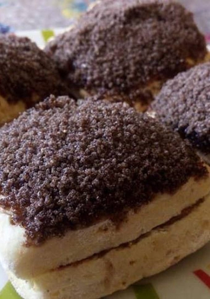 Una foto de Tortitas negras con sabor a naranja, rellenas de dulce de leche