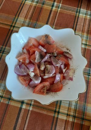 Une photo de Salade de Tomates et Oignons 🍅🧅