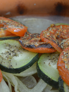 Una foto de Tomate, calabacín y cebolla al provenzal